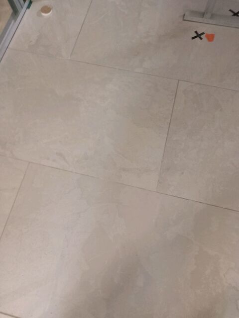 Propose services: pose carrelage ,sol souple ,peinture ,.... 0 13400 Aubagne