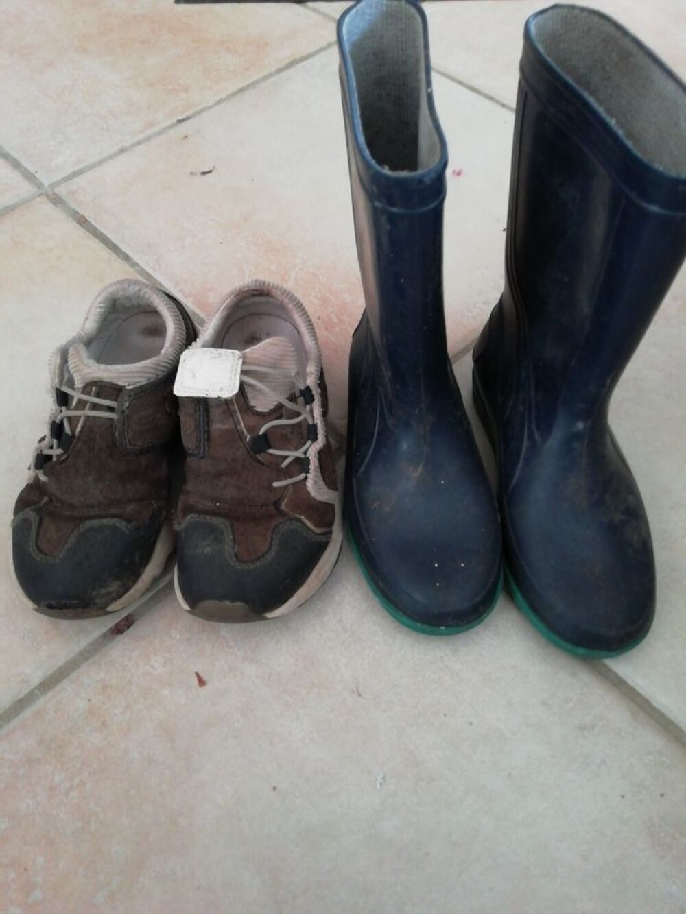 Lot taille 28 de 1 paire de baskets et 1 paire de bottes Chaussures enfants