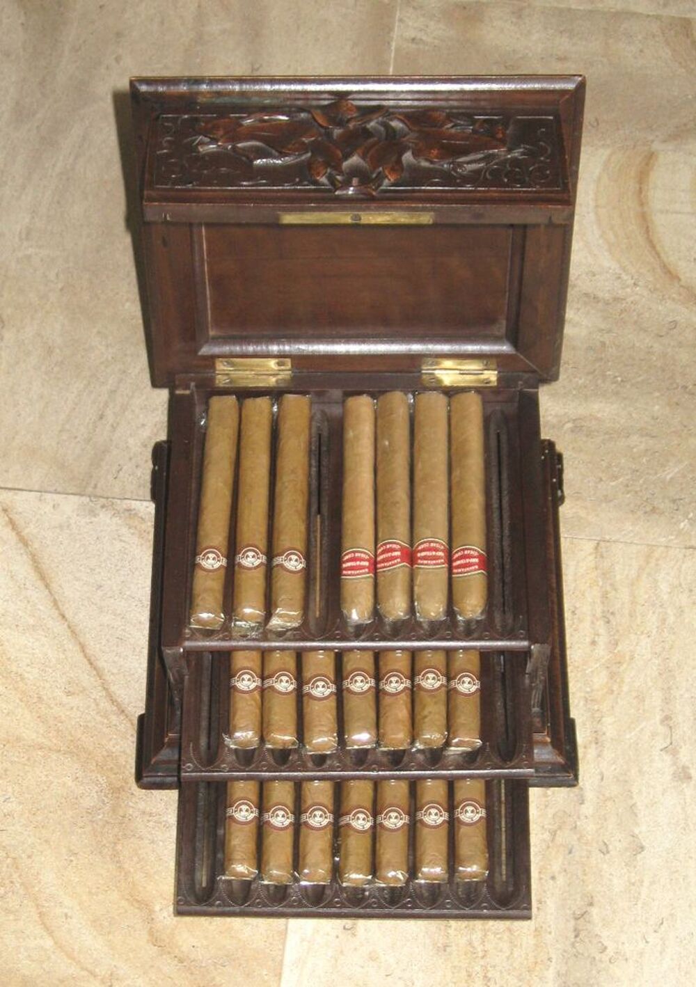 Coffret &agrave; Cigares ancien en bois sculpt&eacute; 