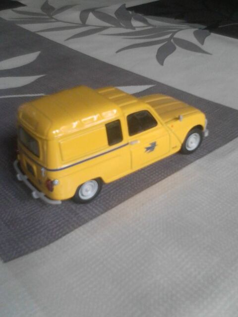 Voiture miniature Renault 4L musée de la poste  10 Avermes (03)