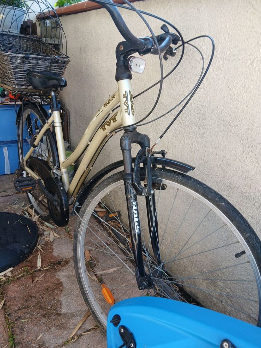 V&eacute;lo de ville ou de campagne avec panier en osier Vélos
