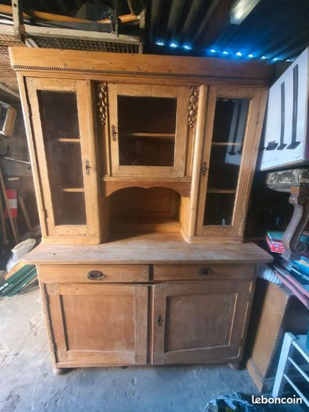 vieux buffet en &eacute;tat Meubles