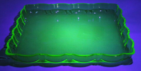 Plateau en Ouraline , uranium glass 30 Issy-les-Moulineaux (92)