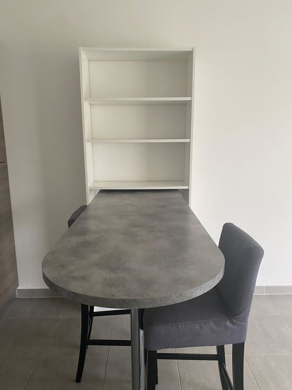 Armoire, bar, tabourets Meubles