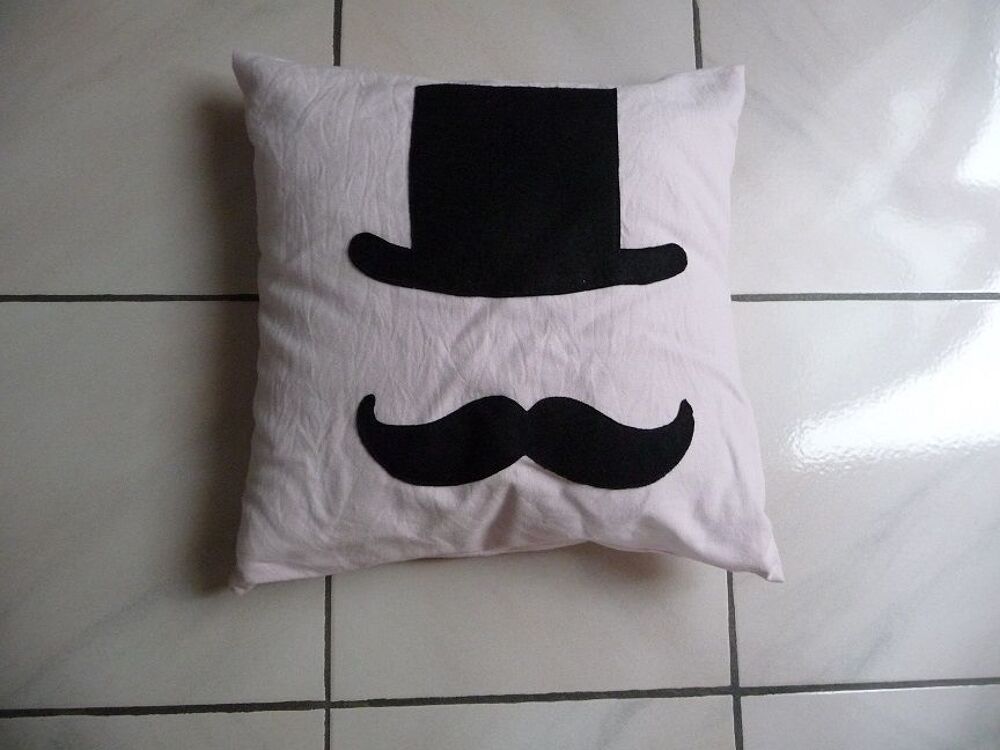Coussin rose p&acirc;le motif chapeau et moustache - NEUF Décoration