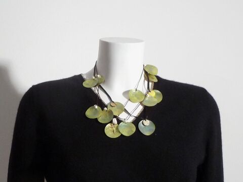 Collier avec Ronds en Coquillage Vert et Beige- Neuf 12 Paris 15 (75)