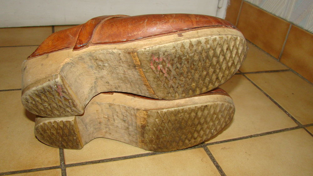 Paire de sabots su&eacute;dois vintage - homme T.42 
Chaussures