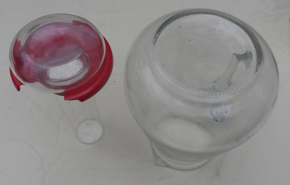 Carafe avec r&eacute;serve &agrave; gla&ccedil;ons et bouchon &agrave; vis
3 litres env. Cuisine