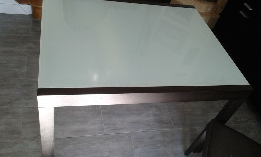 Table rectangulaire dessus verre. Ch&ecirc;ne Weng&eacute;. Meubles