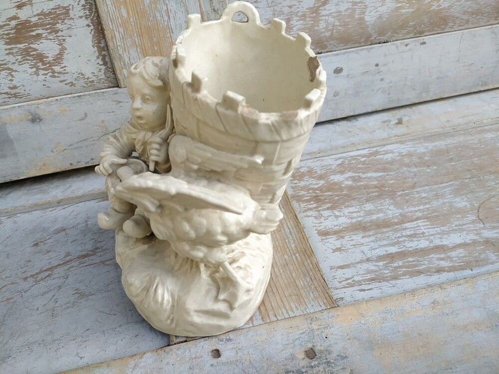 Ancien Vase Fa&iuml;ence Blanche Oie Volant le Gouter d'un Enfant Décoration