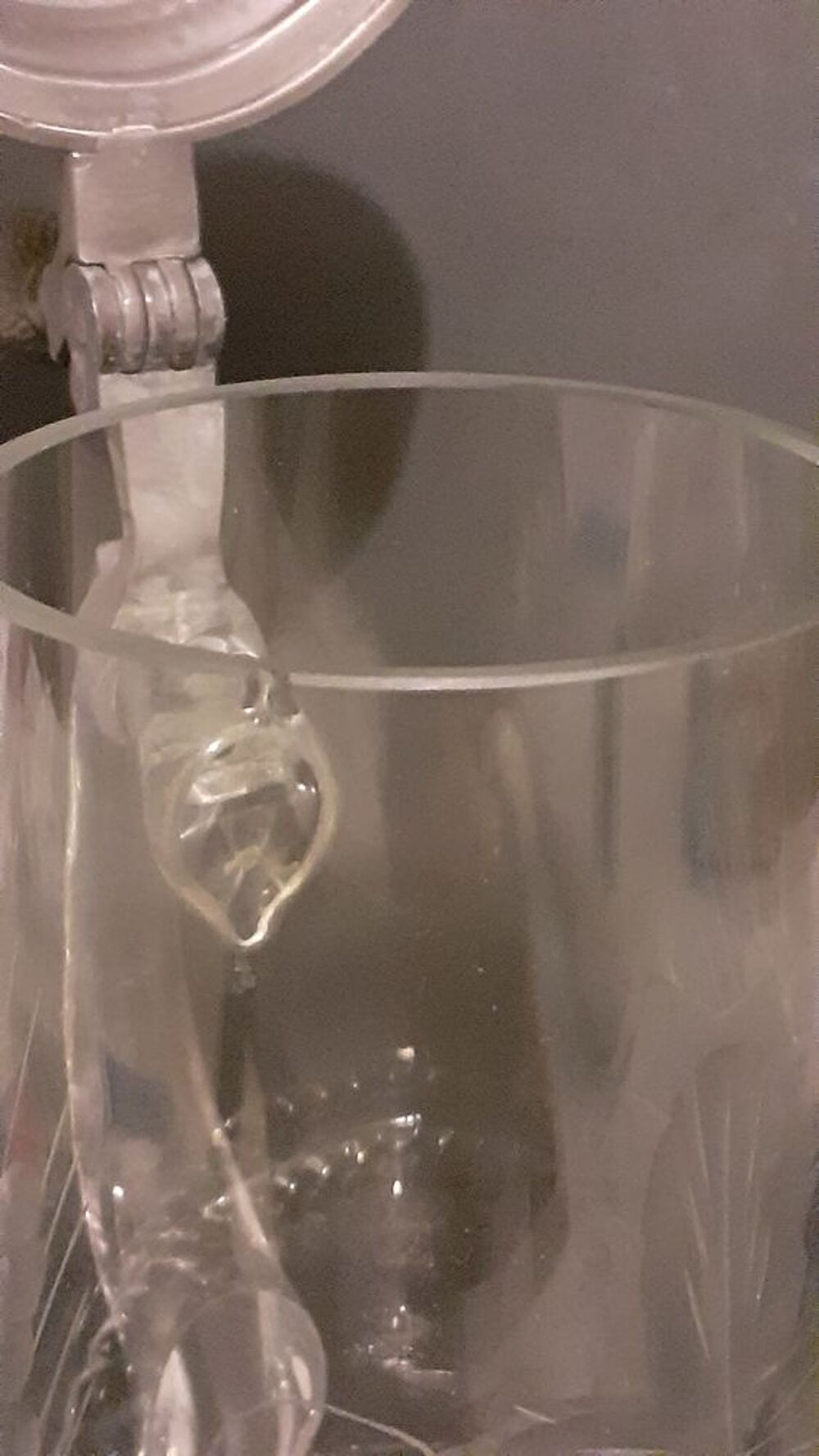 Une chope en verre avec des gravures et couvercle zinc Décoration