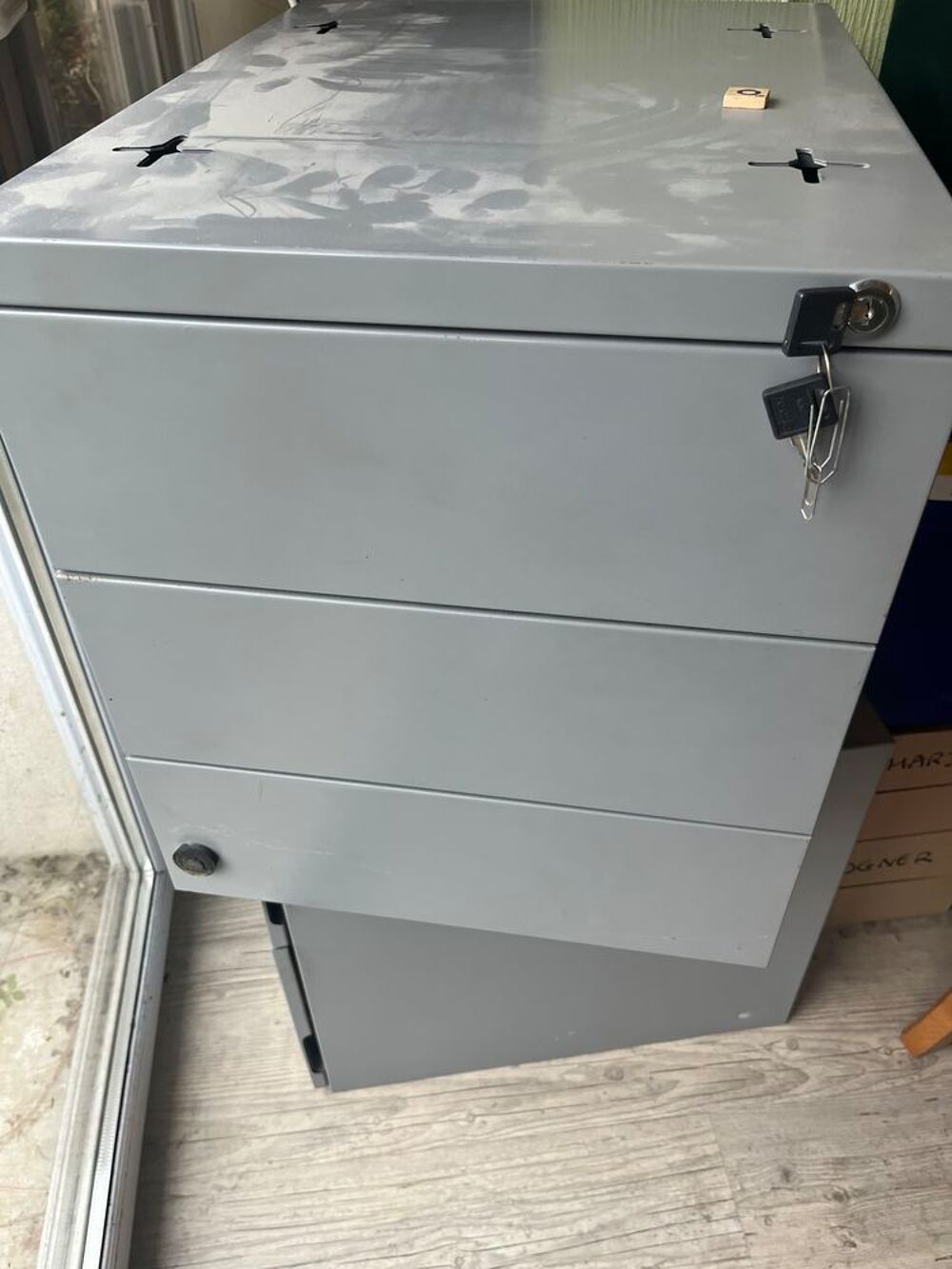 Bureau m&eacute;tallique gris avec rangements Meubles