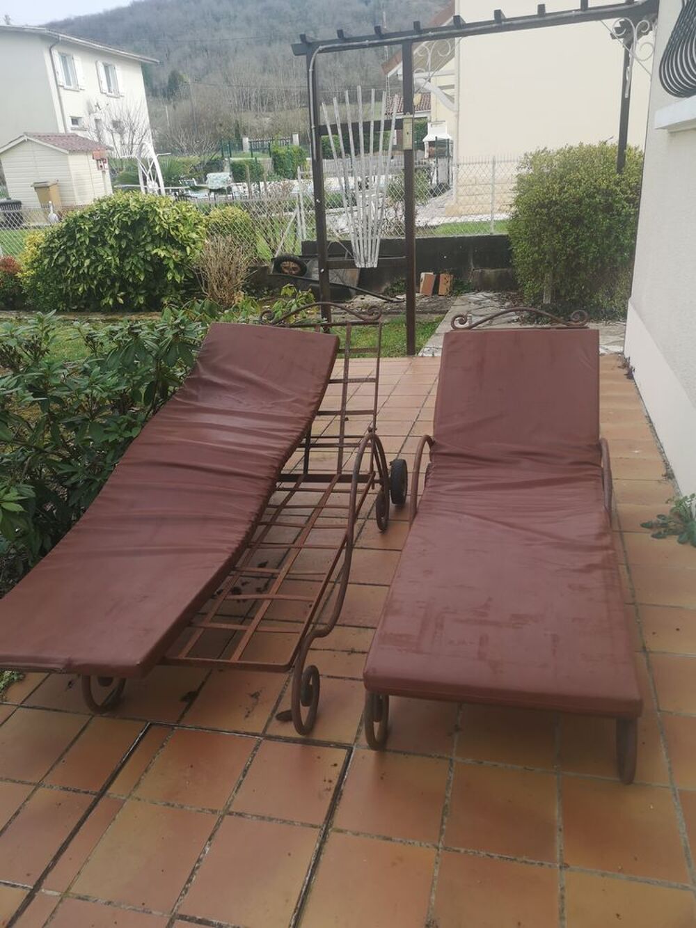 chaises longues et dessertes en fer forg&eacute; Jardin
