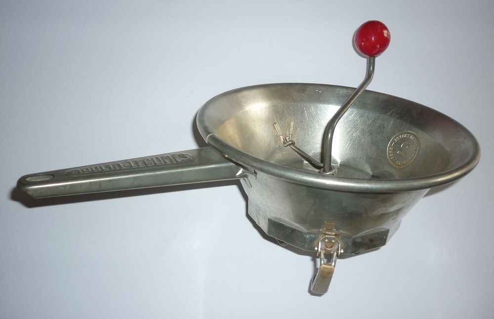 MOULIN &Agrave; L&Eacute;GUMES Made in France Brevet&eacute; SGDG 2 vintage 60's Cuisine