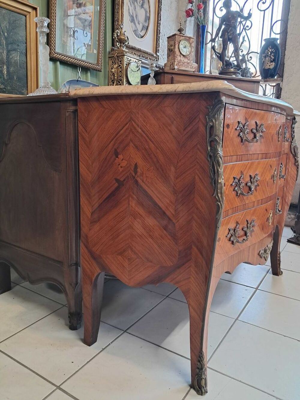Commode galb&eacute;e en bois pr&eacute;cieux, style Louis XV Meubles
