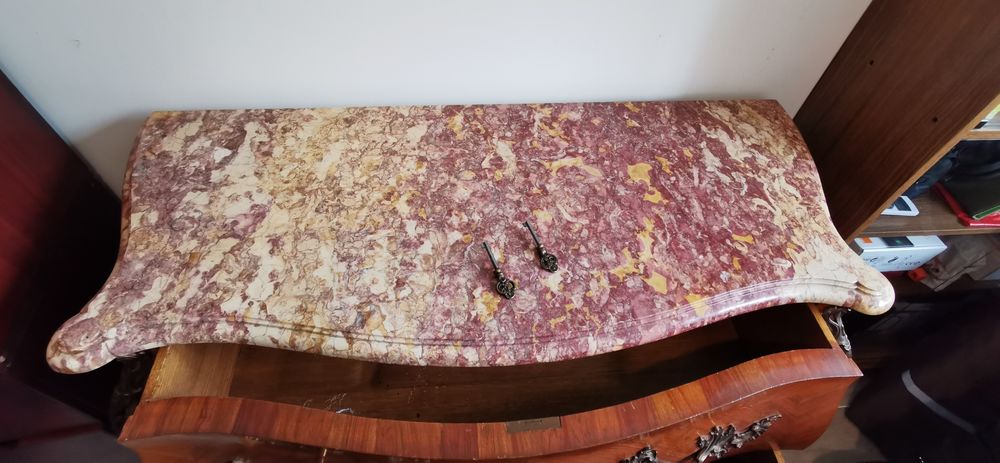 Grande commode en v&eacute;ritable bois de rose Meubles