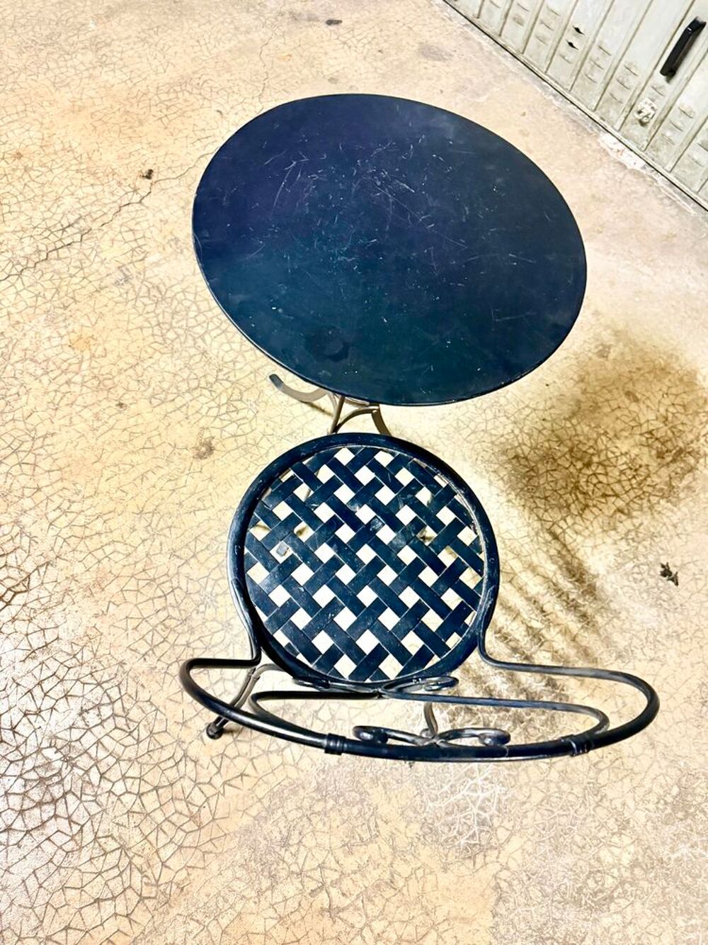 table en fer forg&eacute; avec une chaise,tr&egrave;s bon &eacute;tat Jardin