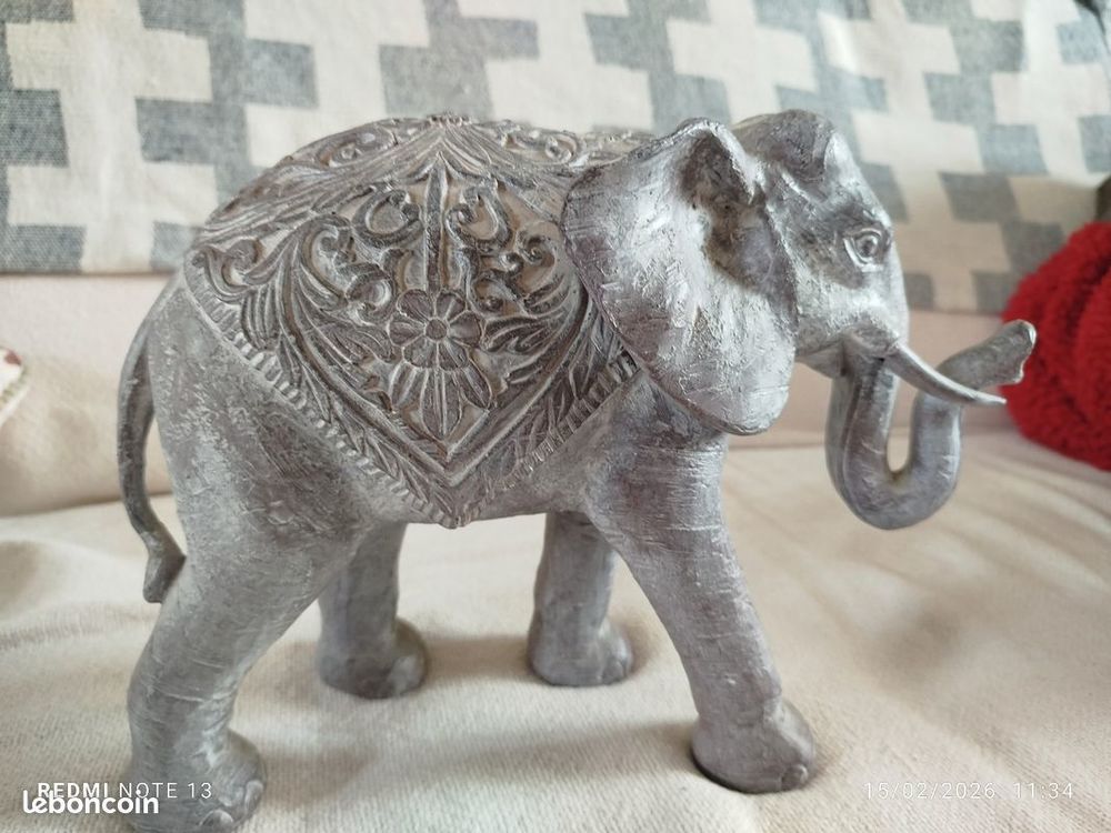 &Eacute;l&eacute;phant gris en r&eacute;sine 