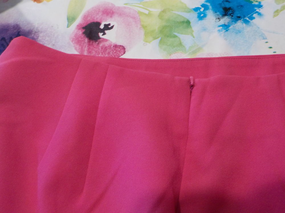 JUPE ROSE 3 SUISSES TAILLE 46 Vêtements