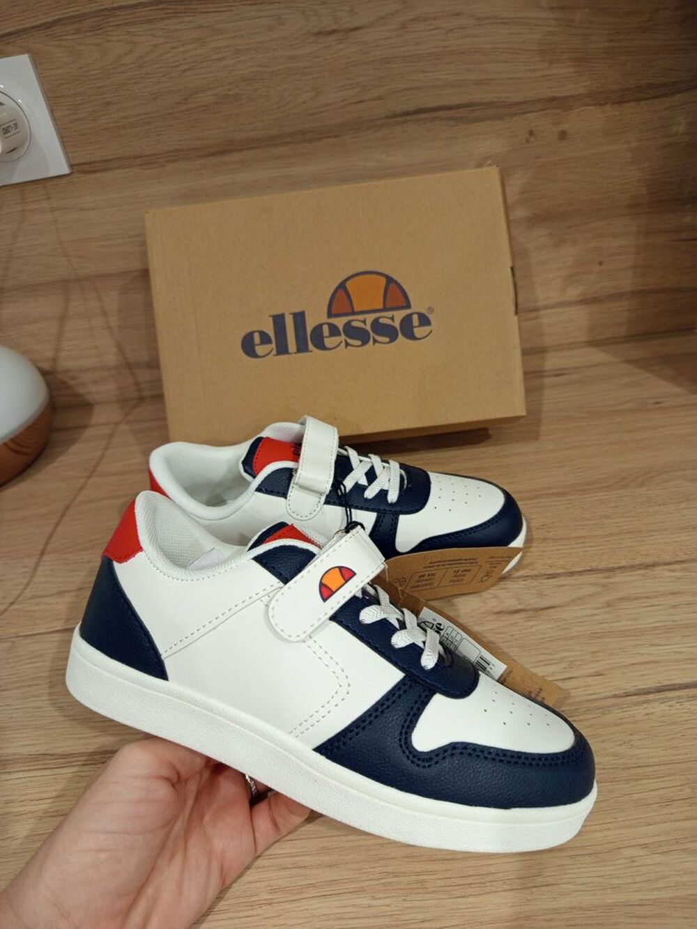 Paire de baskets / sneakers &agrave; scratch Ellesse pointure 34 neuves avec &eacute;tiquettes Chaussures enfants
