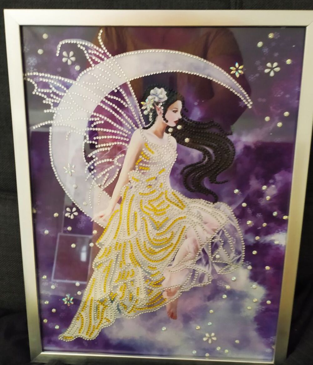 tableau repr&eacute;sentant une femme assise sur la lune Décoration
