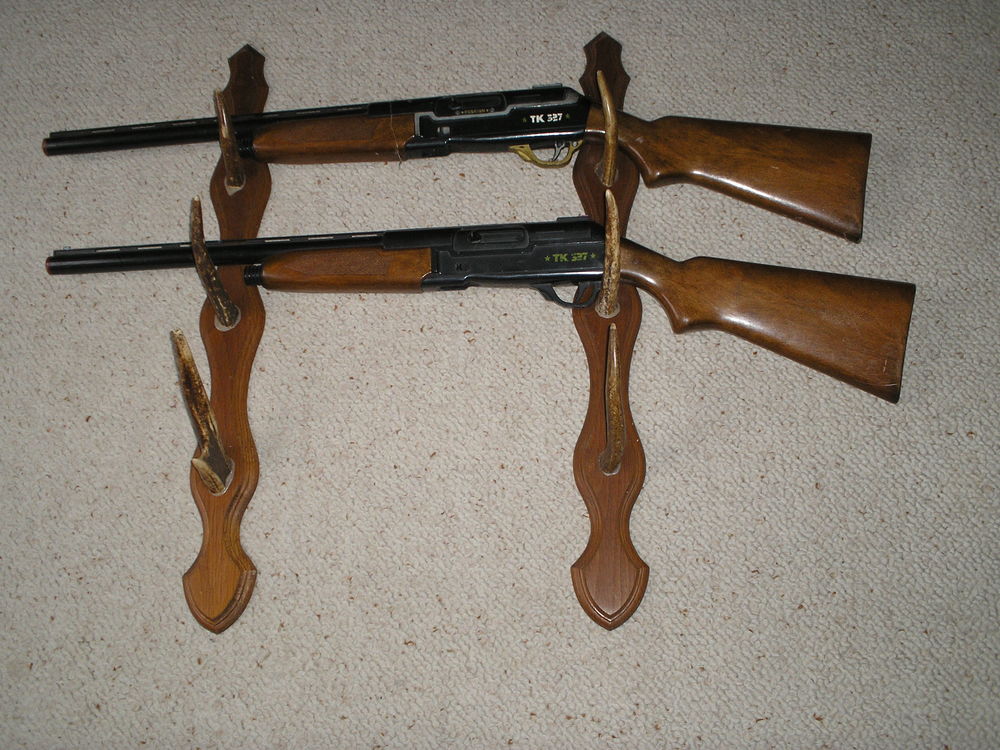 PORTE FUSILS EN BOIS ET CORNES, POUR CHASSEUR. Décoration