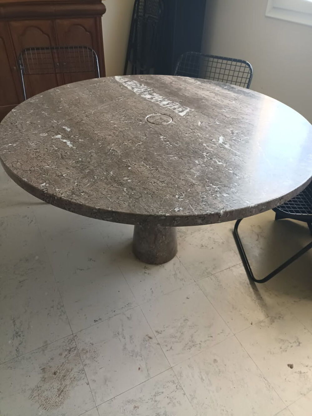 Table ronde de salle &agrave; manger enti&egrave;rement en marbre marron Meubles