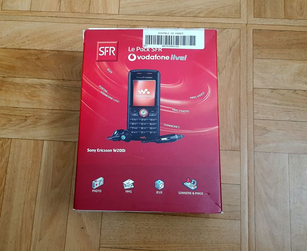 T&eacute;l&eacute;phone vintage Sony Ericsson W200i couleur noire et cuivr Tlphones et tablettes