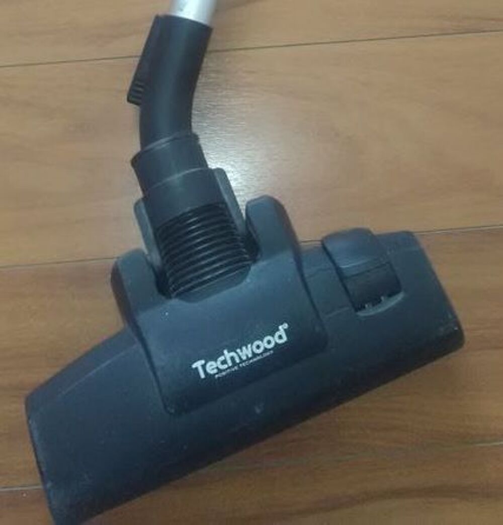 Aspirateur Techwood : brosses + tube t&eacute;lescopique Electroménager