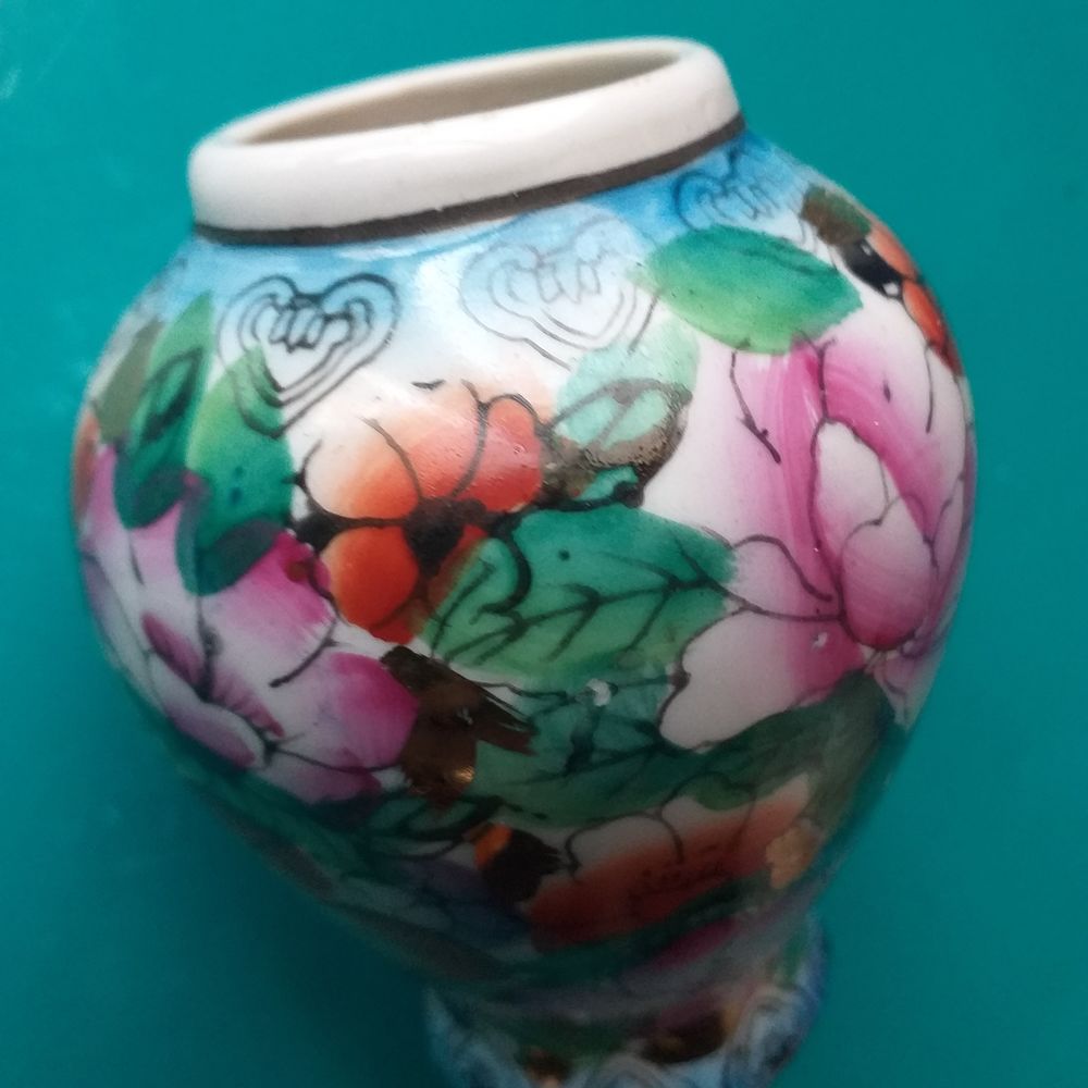 Petit vase tr&egrave;s fleuri en c&eacute;ramique Hauteur 9 cm Décoration