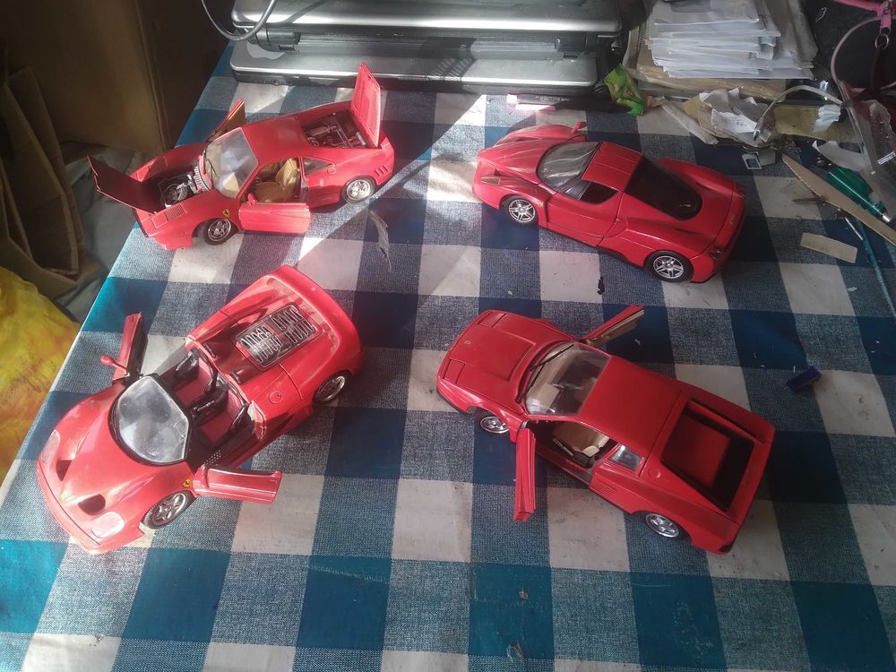 lot de 4 voitures miniatures de collection Ferrari, &eacute;chelle 1/18 