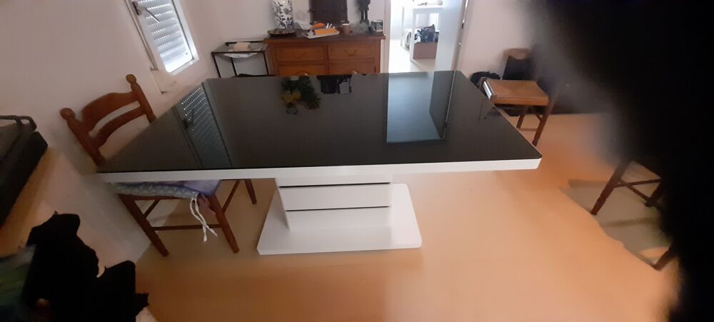 Table &agrave; manger contemporaine verre noir et pied blanc Meubles