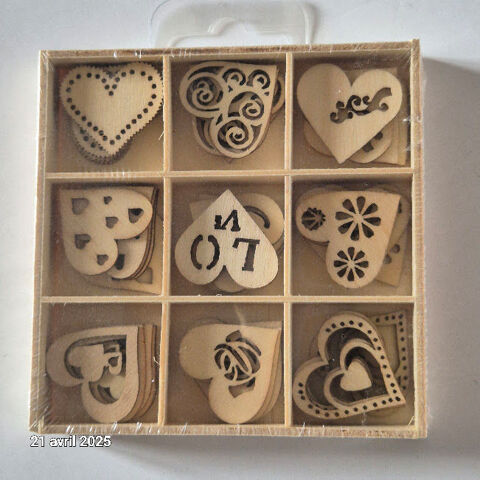 Coffret en bois de 45 sujets en bois sur le thème du coeur e 4 Saumur (49)