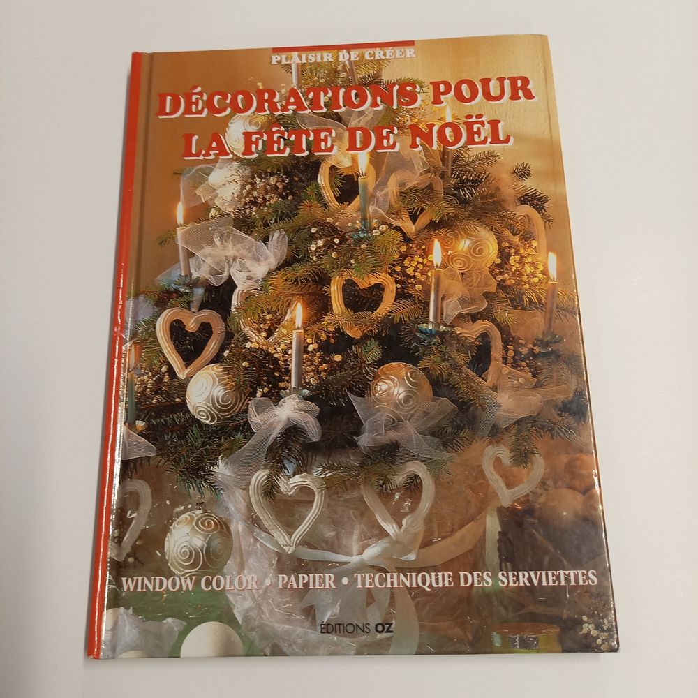 D&eacute;coration pour la f&ecirc;te de no&euml;l , avec une grande quantit&eacute; d Livres et BD