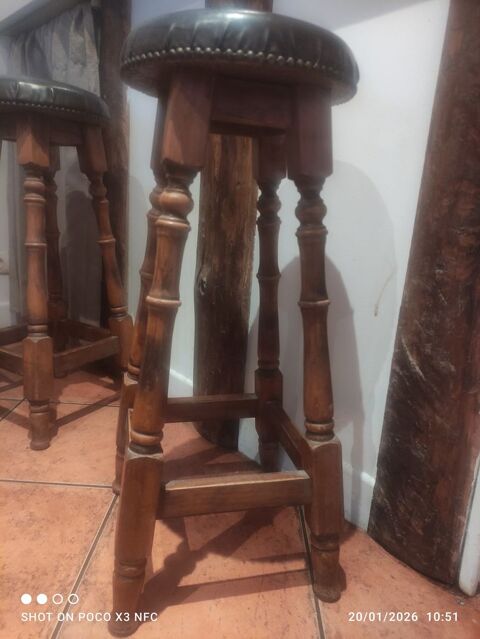 2 Tabourets pour Bar bois dessus simili cuir clouté 60 Saverdun (09)