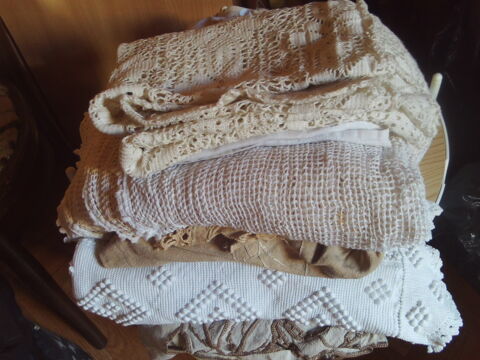 GROS LOTS DE DENTELLES ANCIENNES 
0 Oyonnax (01)