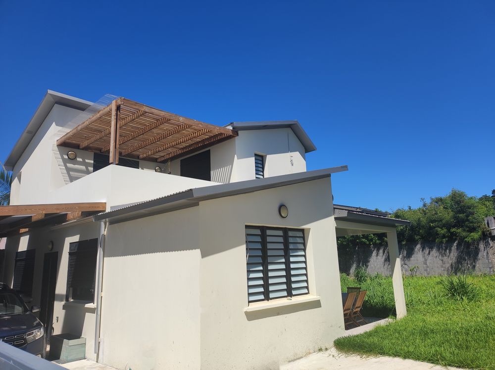 Location Maison ORPI - SAINT-PIERRE, LIGNE PARADIS (côté salle de Squash) - Villa récente de type F4 de 126 m² avec cour Saint-pierre