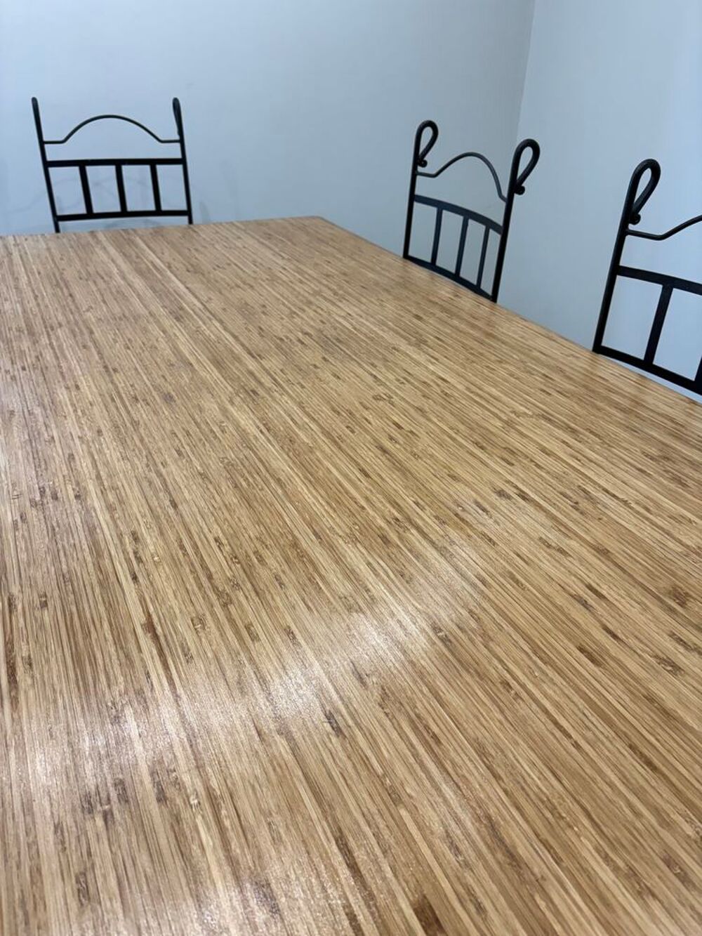 Table en bois + 6 chaises en fer Meubles