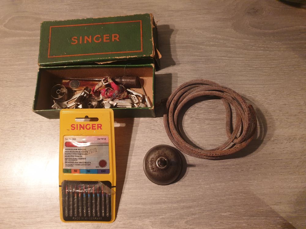 Machine &agrave; coudre, authentique vintage avec accessoires 
