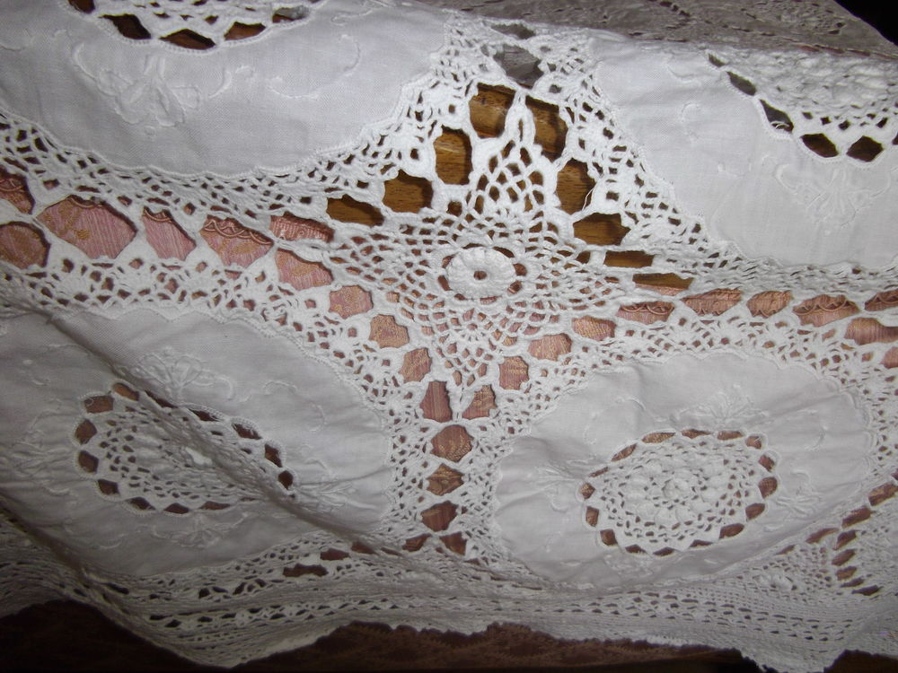 Nappe blanche brod&eacute;e Décoration