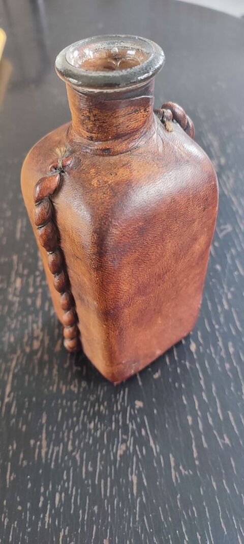 Carafe ancienne enveloppée de cuir 25 Clermont (60)