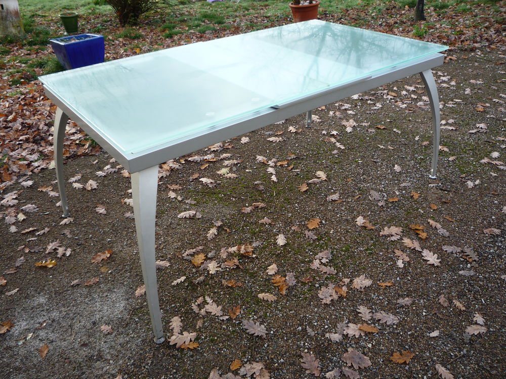 Table moderniste dessus verre (G)
Meubles