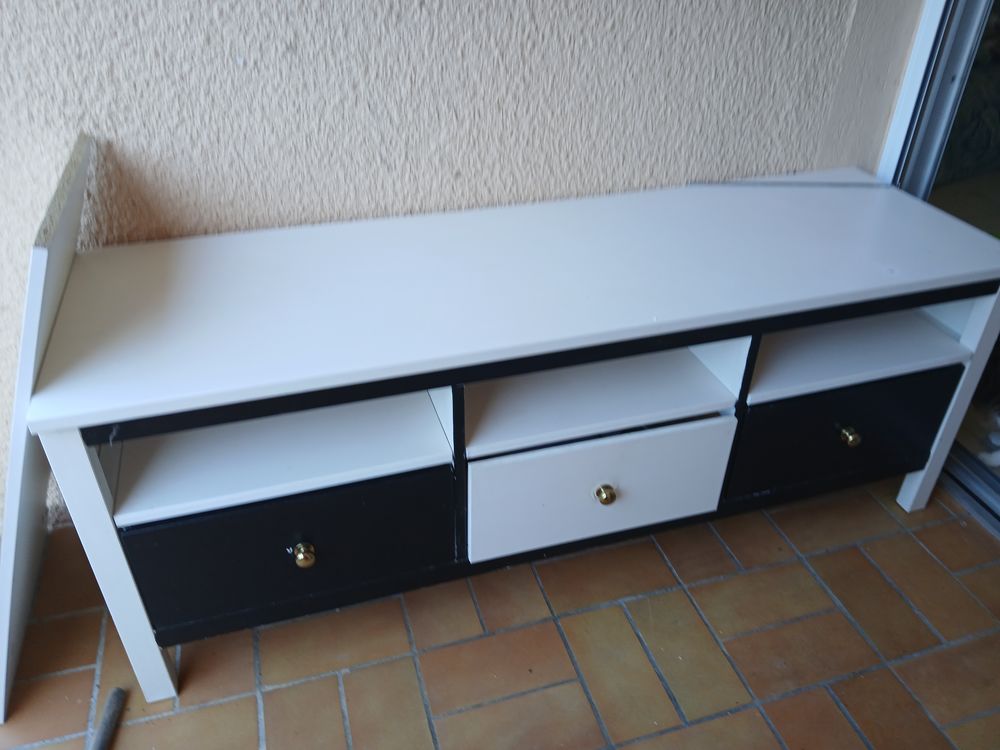 meuble blanc et noir marque IKEA Meubles