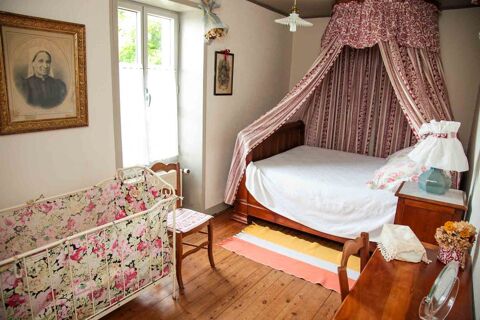 lit  rouleau avec ciel de lit rideaux  300 Saint-Martin-des-Fontaines (85)