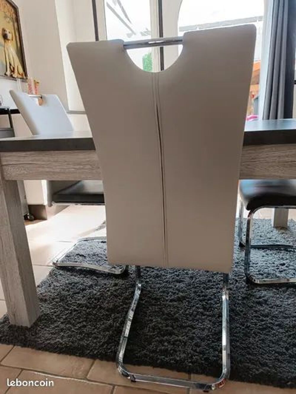 Table carr&eacute;e avec 4 chaises Meubles
