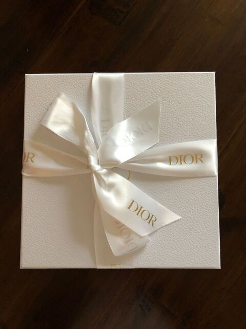 Foulard carr� en soie 120 Neuilly-sur-Seine (92)