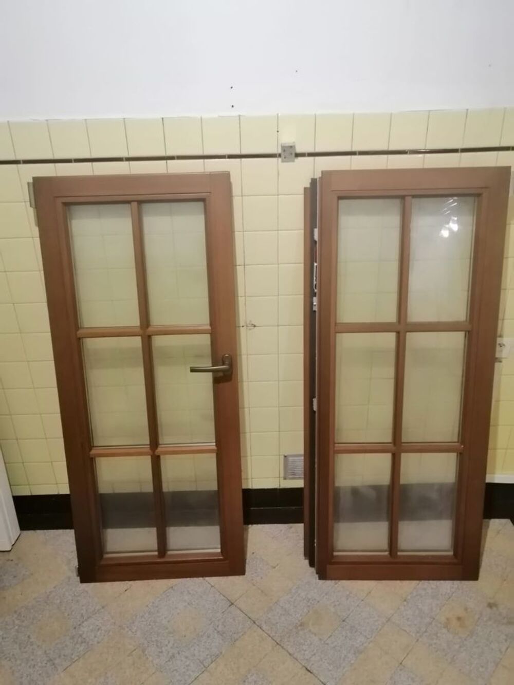 Fen&ecirc;tre en bois couleur ch&ecirc;ne. 
Meubles