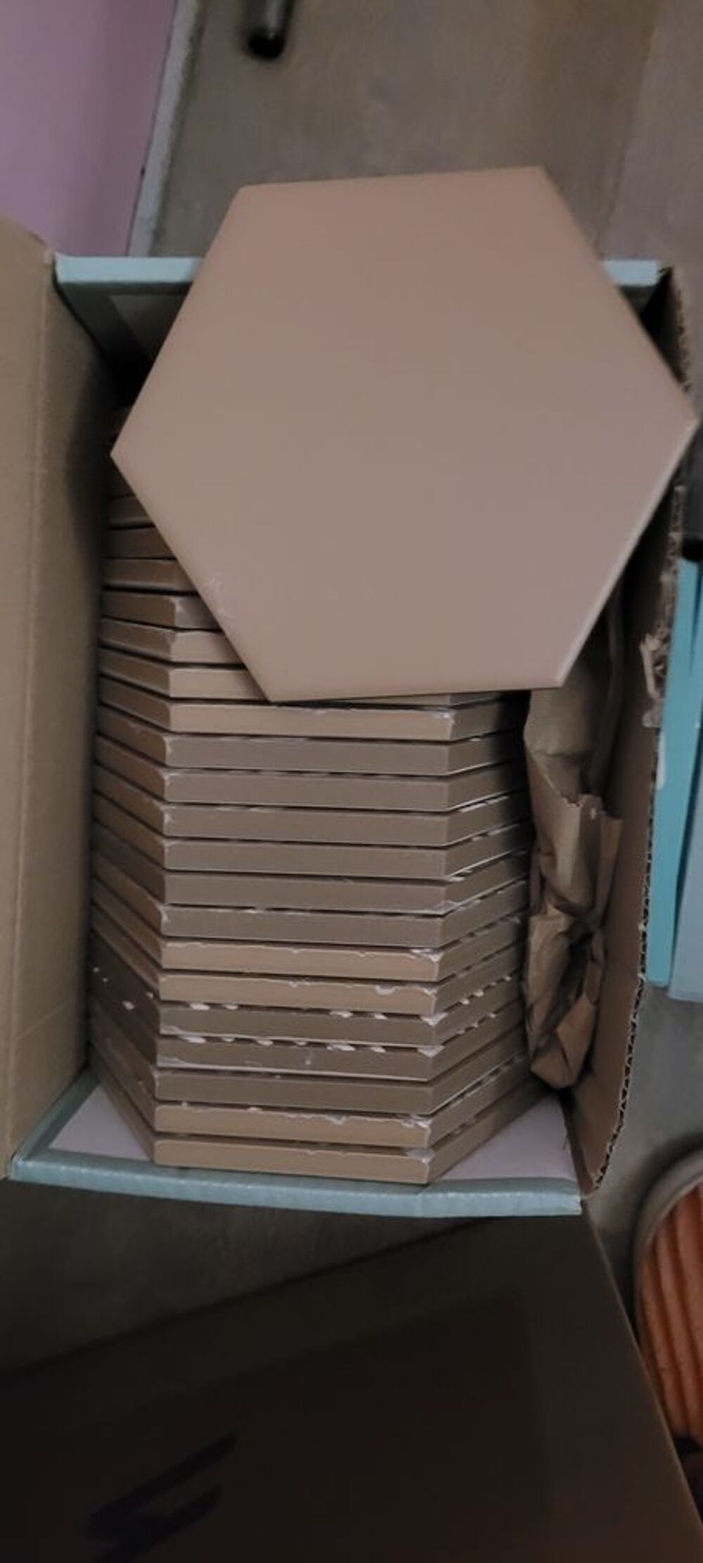 Carrelage hexagonal
Tommettes en gr&egrave;s " good vibes" Bricolage