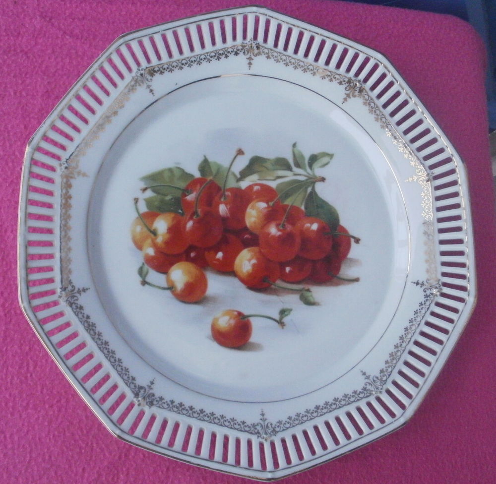Assiette porcelaine ajour&eacute;e SCHUMANN motif cerises Décoration