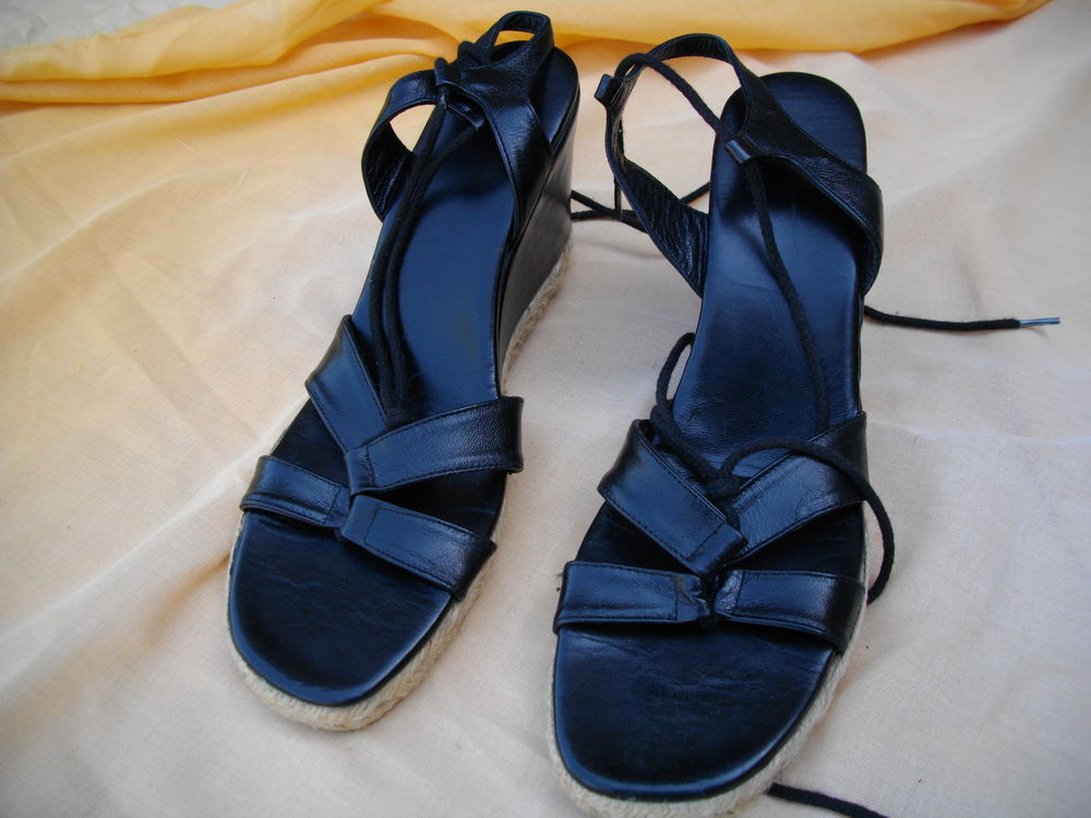 chaussures compens&eacute;es noir T 39
Chaussures